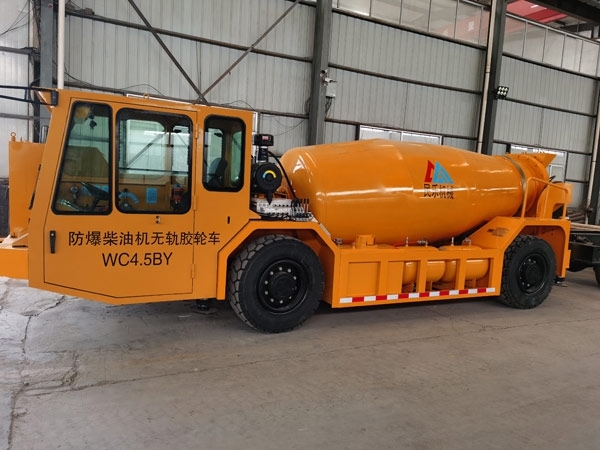 礦用濕噴臺車(chē)，礦用混凝土泵，礦用攪拌機發(fā)貨