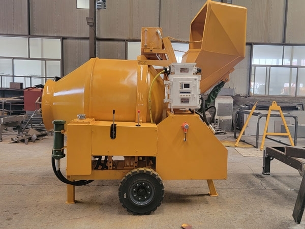 礦用濕噴臺車(chē)，礦用混凝土泵，礦用攪拌機發(fā)貨